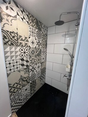 Douche, séchoir à cheveux, serviettes fournies, papier de toilette