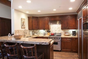Appart'hôtel, 2 chambres | Cuisine privée | Réfrigérateur, four, cafetière/bouilloire, grille-pain