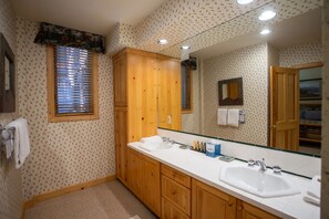 Apartment, 2 Schlafzimmer | Badezimmer | Handtücher, Shampoo