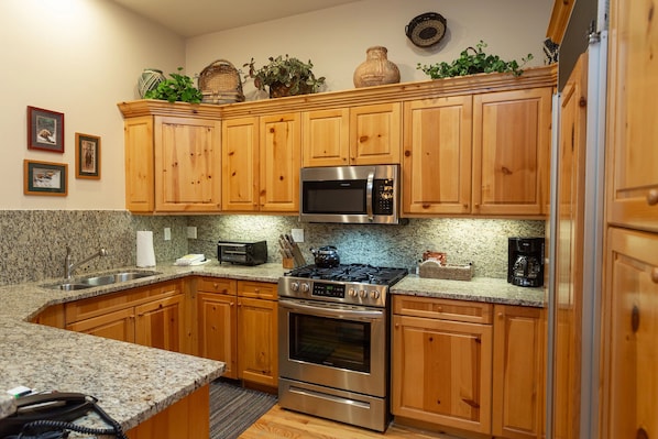 Appart'hôtel, 2 chambres | Cuisine privée | Réfrigérateur, four, cafetière/bouilloire, grille-pain