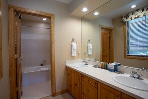 Condo, 2 habitaciones | Baño | Toallas y shampoo 