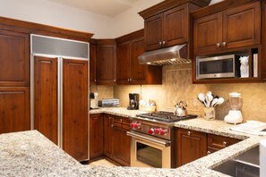 Condo, 2 Bedrooms | Private kitchen | Fridge, oven, coffee/tea maker, toaster