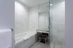 Condo, 2 habitaciones | Baño | Toallas y shampoo 