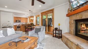 Kondominium, 1 kamar tidur | Area keluarga | Smart TV