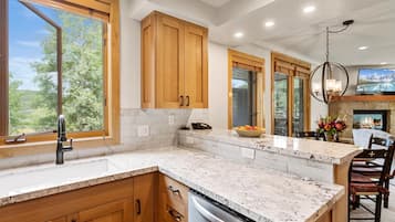 Condo, 1 quarto | Cozinha privada | Geladeira, fogão, cafeteira/chaleira, torradeira