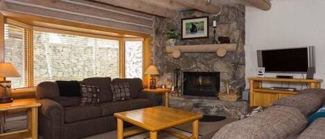 Condo, 2 quartos | Área de estar | Smart TV