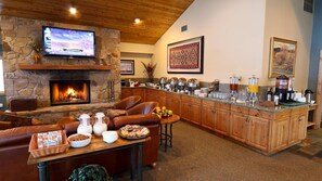 Condo, 2 Bedrooms | Dining