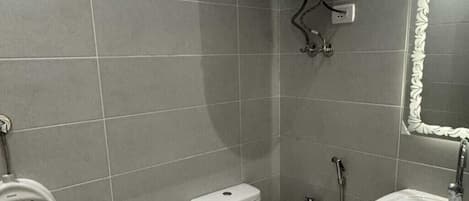 Baignoire à jets, bidet, savon