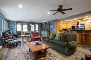 Condo, 2 Bedrooms | Living area
