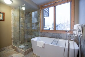 Condo, 2 habitaciones | Baño | Toallas y shampoo 