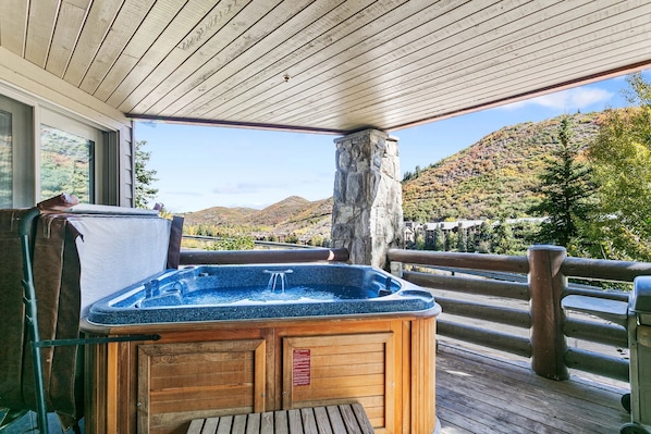 Appart'hôtel, 2 chambres | Bain à remous extérieur