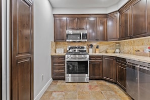Appart'hôtel, 2 chambres | Cuisine privée | Réfrigérateur, four, cafetière/bouilloire, grille-pain