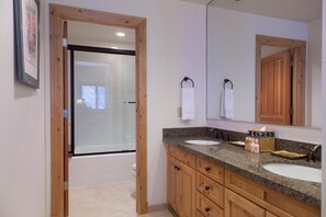 Condo, 2 habitaciones | Baño | Toallas y shampoo