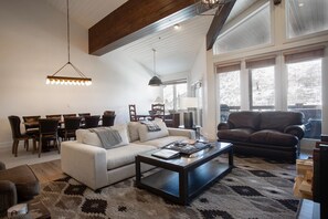 Condo, 3 quartos | Área de estar | Smart TV