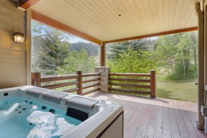A hot tub on a wooden deck with a view of a forested area. - Trail's End Lodge at Deer Valley Resort - Four Bedroom Residence with Spa #15 4 Condo (Park City)
