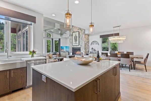 Condo, 4 Bedrooms | Dining