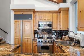 Condo, 1 Bedroom | Private kitchen