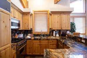 Appart'hôtel, 1 chambre | Cuisine privée | Réfrigérateur, four, cafetière/bouilloire, grille-pain
