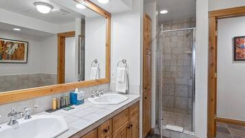 Condo, 1 Bedroom | Bathroom | Towels, shampoo