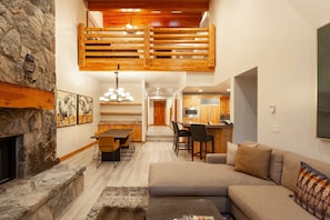 Appart'hôtel, 4 chambres | Coin séjour | TV connectée, services de streaming