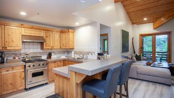 Condo, 4 Bedrooms | Private kitchen | Fridge, oven, coffee/tea maker, toaster