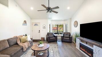 Televisión, chimenea y oficina