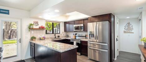 Kühlschrank, Mikrowelle, Ofen, Herdplatte