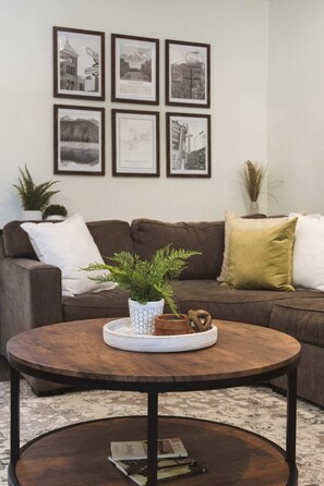 Televisie, een open haard en een kantoor