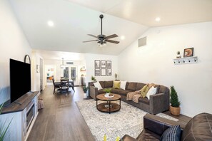 Televisie, een open haard en een kantoor