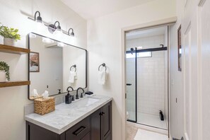 Douche, serviettes fournies, shampooing