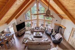 Fernseher, Kamin, Arbeitsbereiche