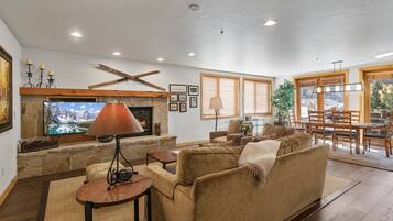 Condo, 2 Bedrooms | Living area