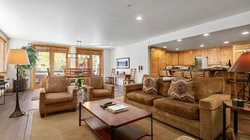 Condo, 2 Bedrooms | Living area