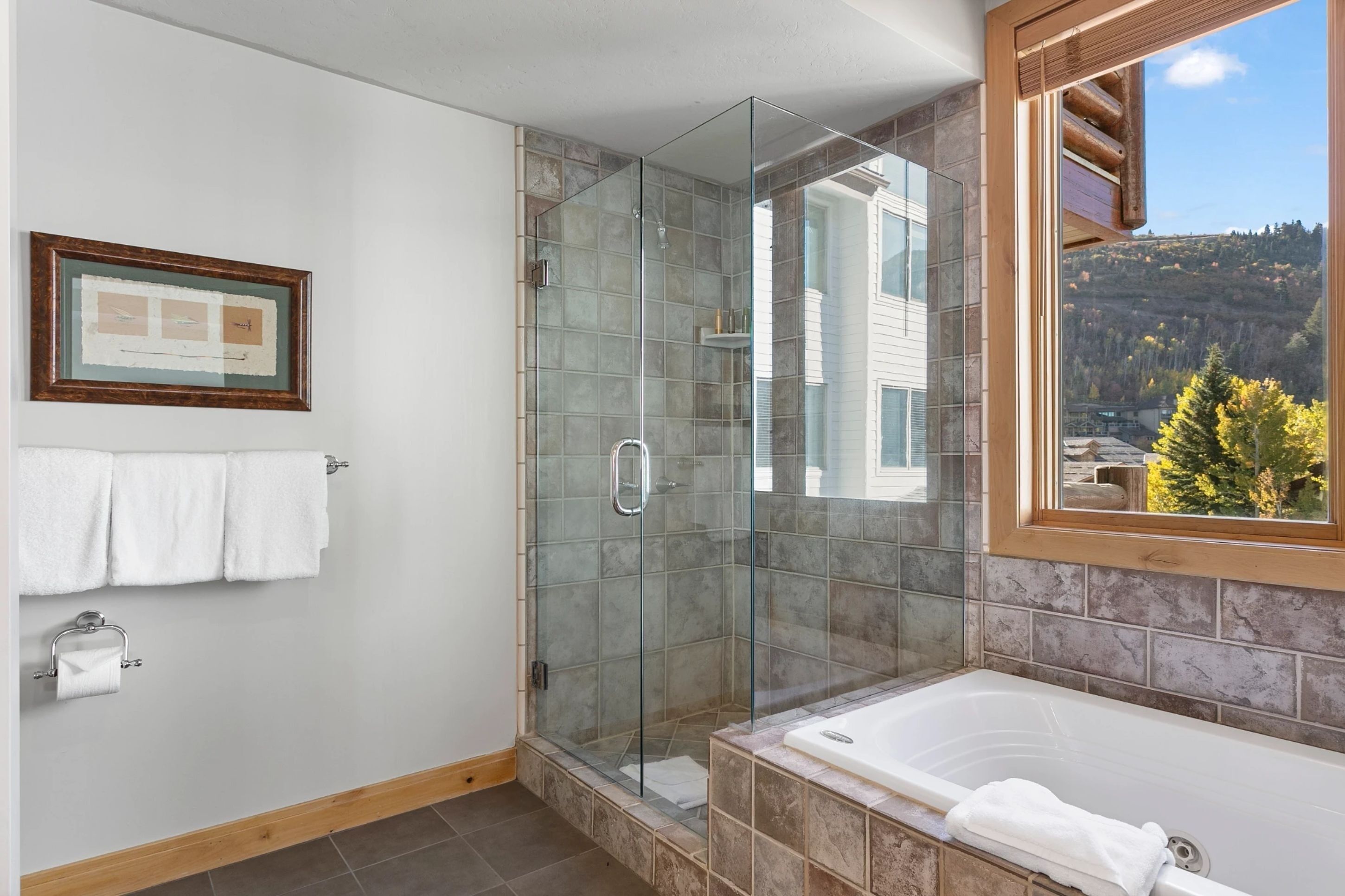 Appart'hôtel, 2 chambres | Salle de bain | Serviettes fournies, shampoing