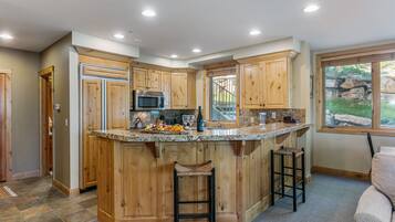 Condo, 1 Bedroom | Private kitchen | Fridge, oven, coffee/tea maker, toaster
