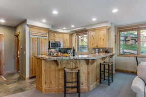 Condo, 1 Bedroom | Private kitchen | Fridge, oven, coffee/tea maker, toaster