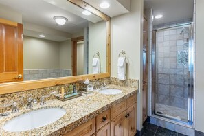 Condo, 1 habitación | Baño | Toallas y shampoo 