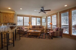 Condo, 1 Bedroom | Living area