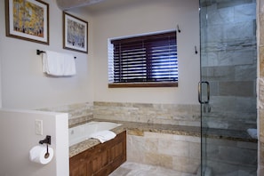Apartamento, 2 habitaciones | Baño | Toallas y champú