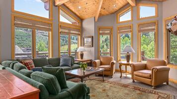 Condo, 4 quartos | Área de estar