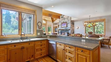 Condo, 4 Bedrooms | Interior