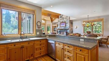 Condo, 4 quartos | Parte interna