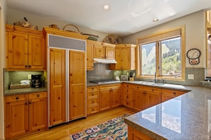 Condo, 4 Bedrooms | Private kitchen