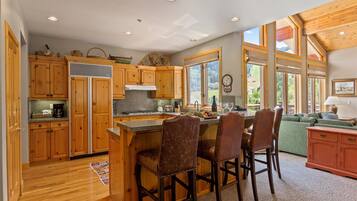 Lägenhet - 4 sovrum | Eget kök | Kylskåp, ugn, kaffe- och tebryggare och brödrost