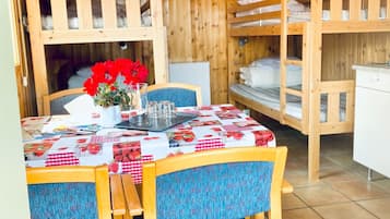 Basic Cabin, Patio