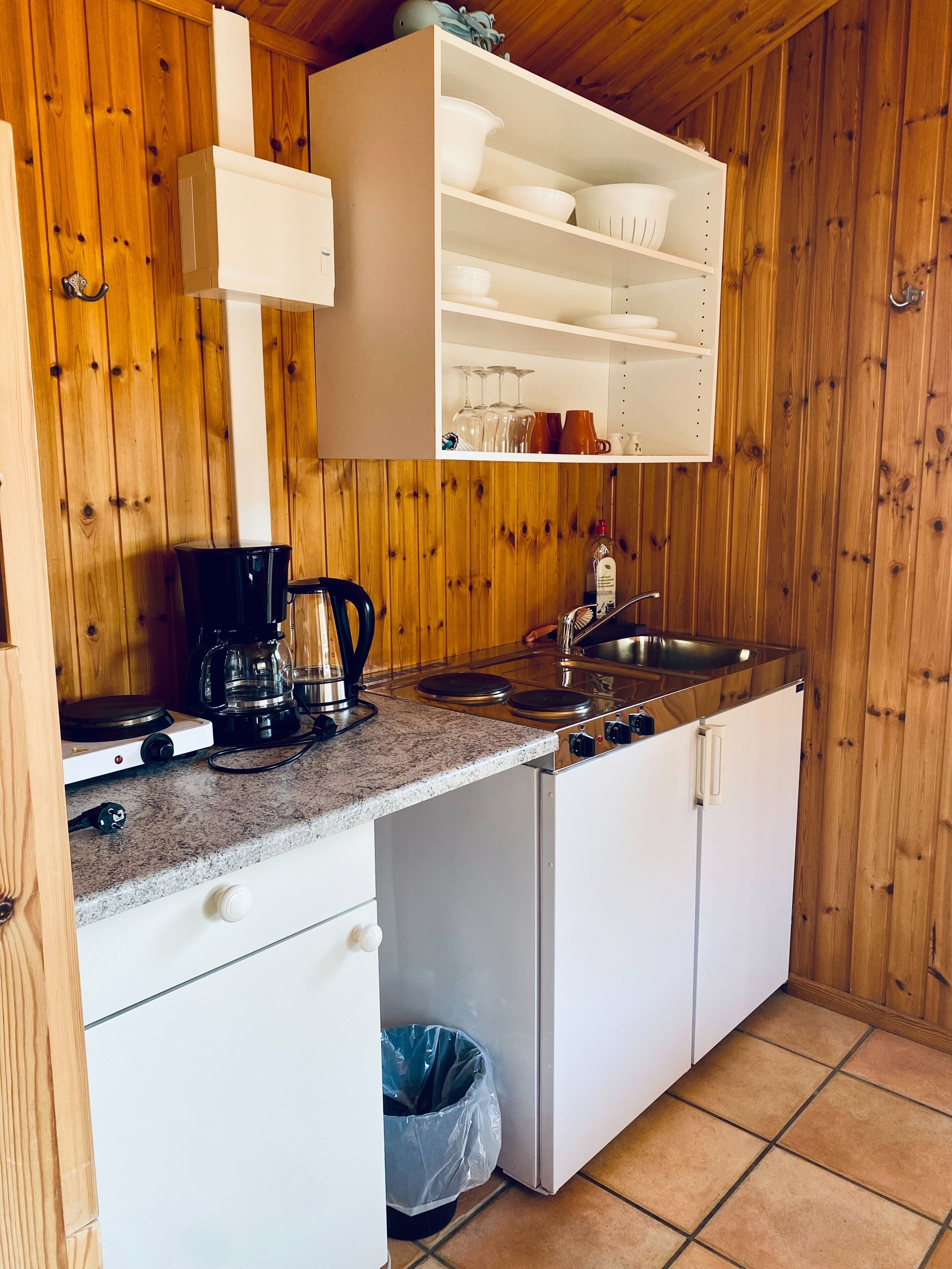 Minikylskåp, spishäll och grytor/köksredskap