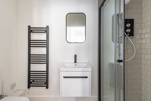 Sèche-cheveux, serviettes fournies, savon, papier toilette