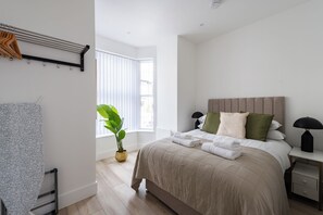 1 dormitorio, tabla de planchar con plancha, wifi y ropa de cama