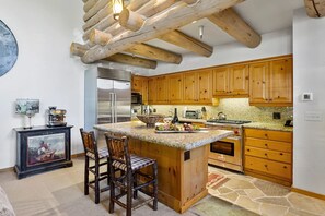 Appart'hôtel, 3 chambres | Cuisine privée