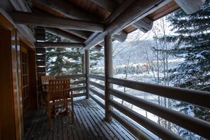 A wooden deck with a bench and railing, overlooking a snowy landscape with trees. - Pine Inn at Trail's End Lodge - Three Bedroom Condo Residence with Spa #1 by Deer Valley Resort (Park City)